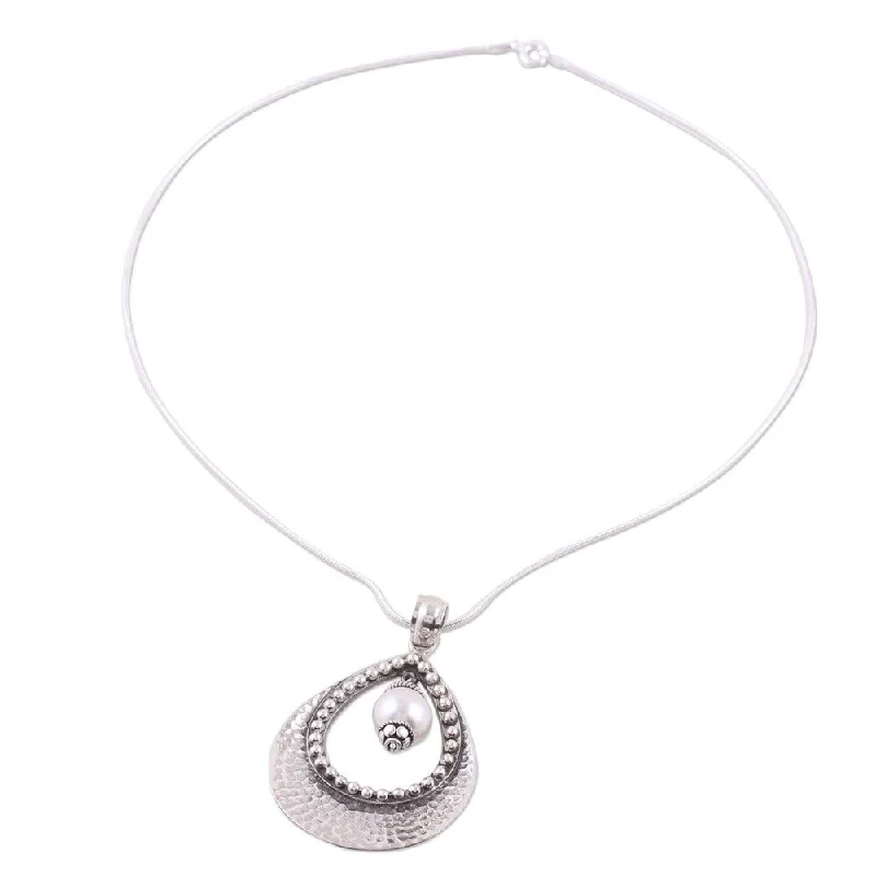 Onyx stone necklaces-Handmade Sterling Silver 'Halo' Pearl Necklace (9 mm) (India)