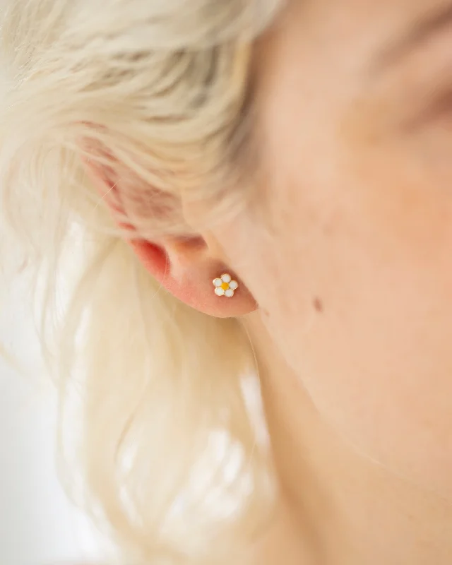 Alloy metal earrings-14k Daisy Stud Earrings